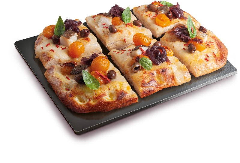 Pizza con provola, spianata, datterini e peperoni