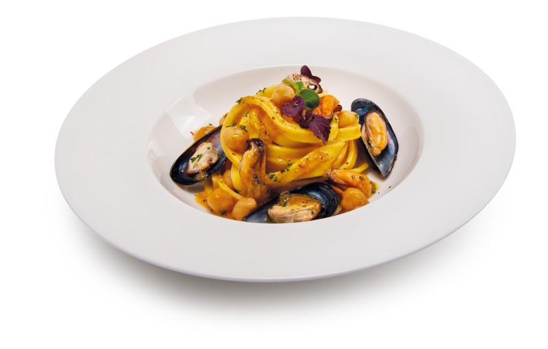 Tagliatelle con ceci e cozze profumate al pepe cuvèe